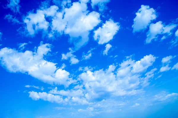 Foto Des Strahlend Blauen Himmels Mit Wolken — Stockfoto