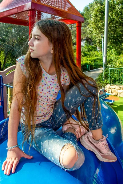 Mooi Emotioneel Tiener Meisje Liggend Kinderen Stad Speeltuin Een Zonnige — Stockfoto