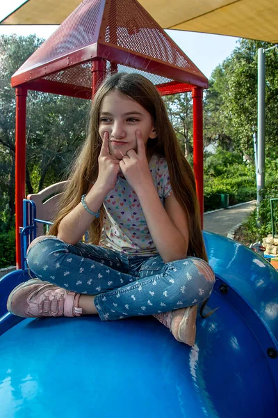 Mooi Emotioneel Tiener Meisje Zitten Kinderen Stad Speeltuin Een Zonnige — Stockfoto