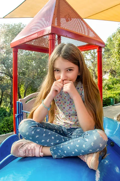 Красивая Эмоциональная Девочка Подросток Сидящая Детской Площадке Солнечный День — стоковое фото