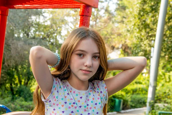 Bella Ragazza Adolescente Emotiva Seduta Sul Parco Giochi Della Città — Foto Stock