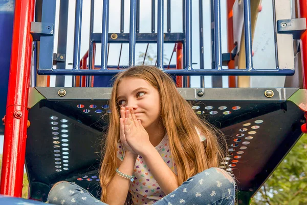 Mooi Emotioneel Tiener Meisje Zitten Kinderen Stad Speeltuin Een Zonnige — Stockfoto