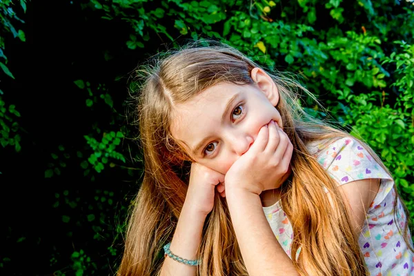 Mooi Tiener Meisje Bedekt Haar Mond Met Haar Hand — Stockfoto