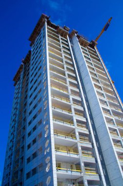 Monolitik çerçeve inşa teknolojisi kullanan yüksek katlı bir bina inşa ediliyor.