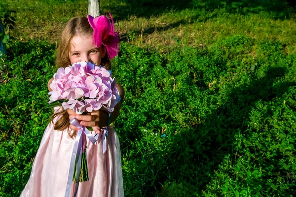 Elegante Bloemdecoratie Boeket Hortensia Handen Van Jong Mooi Meisje Bruiloftsfeest — Stockfoto