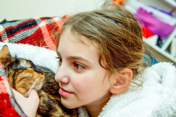 Goed Verzorgd Outbred Driekleurig Jong Katje Een Glimlachend Mooi Meisje — Stockfoto