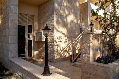 Modern şehir binasının düzgün, bakımlı girişi.