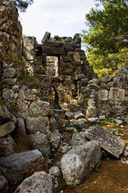 Tekirova, Türkiye - 20 Nisan 2009: antik Lycia kıyısındaki bir Yunan ve Roma şehri olan Phaselis 'in kalıntıları. Antalya 'nın Kemeri bölgesinde, Tekirova' nın kuzeyindeki harabeler bulunmaktadır..