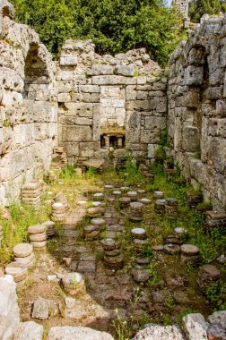 Tekirova, Türkiye - 20 Nisan 2009: Antik Lycia kıyısındaki bir Yunan ve Roma şehri olan Phaselis Küçük Hamamı 'nın kalıntıları. Antalya 'nın Kemeri bölgesinde, Tekirova' nın kuzeyindeki harabeler bulunmaktadır..