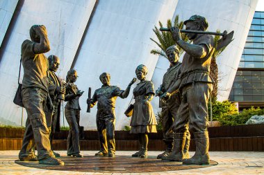 Hayfa, İsrail, 01 Mart 2021: Siyonizm Heykelcilik Yolu Hayfa Caddesi 'ndeki Hayfa alışveriş merkezinin girişinde yer almaktadır. Başlangıçta Tel Aviv 'in simgelerinden biri olan Azrieli Merkezi' nin yakınlarındaydılar..