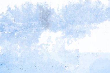 Mavi duvarın dokusu soyulmuş alçıyla kaplı, stil grunge, metin için boşluk, polis için boşluk