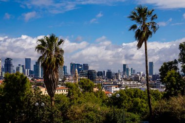 Tel Aviv, İsrail - 04 Mart 2021: Bulutlu bir günde Jaffa 'dan Telaviv manzarası