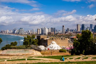 Tel Aviv, İsrail - 04 Mart 2021: Bulutlu bir günde Tel Aviv ve antik hamam manzarası