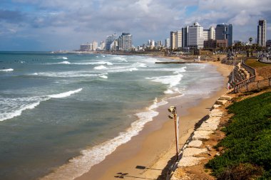 Tel Aviv, İsrail - 04 Mart 2021 Jaffa 'dan Tel Aviv manzaralı bulutlu bir günde
