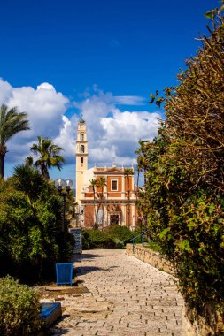 Tel Aviv-Jaffo, İsrail, Mart 04, 2021: Jaffa 'daki St. Peter Kilisesi. 1642 'de inşa edilmiş. Kilise limana hükmeden ve koruyan antik bir kalenin üzerine inşa edildi..