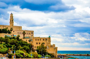 Tel Aviv-Jaffo, İsrail - 4 Mart 2021: St. Peter Kilisesi 'nin manzarası, Aziz Peter Kilisesi' nin çan kulesi ve el-Bahr Camii veya İsrail 'in Tel Aviv Yaffo kentindeki Eski Jaffa' daki Deniz Camii