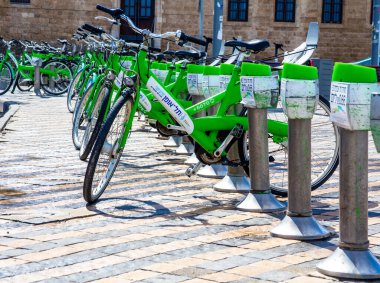 Tel Aviv, İsrail - 4 Mart 2021: Jaffa 'da e-bisiklet kiralama