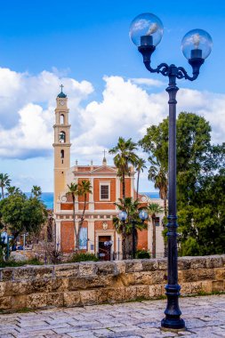 Tel Aviv, İsrail - 4 Mart 2021 Jaffa 'daki St. Peter Kilisesi. 1642 'de inşa edilmiş. Kilise limana hükmeden ve koruyan antik bir kalenin üzerine inşa edildi..