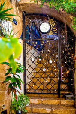 Tel Aviv, İsrail - 04 Mart 2021: İsrail 'in eski Jaffa şehrinde saati olan bir atmosfer kapısı.