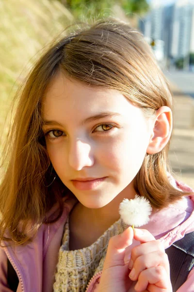 Portrait Beautiful Natural Teenage Girl Holding Dandelion Sunny Day — Stock Photo, Image
