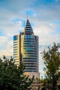 İsrail, Hayfa, - 03 Mart 2021: Şehir merkezi, Yelken Kulesi yüksek binası. Hayfa Bölge İdare Merkezi