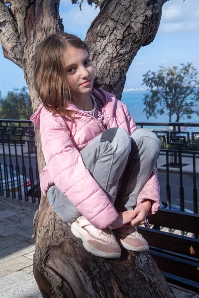 Beautiful Natural Teenage Girl Pink Jacket Sits Tree Sunny Day — Stock Photo, Image