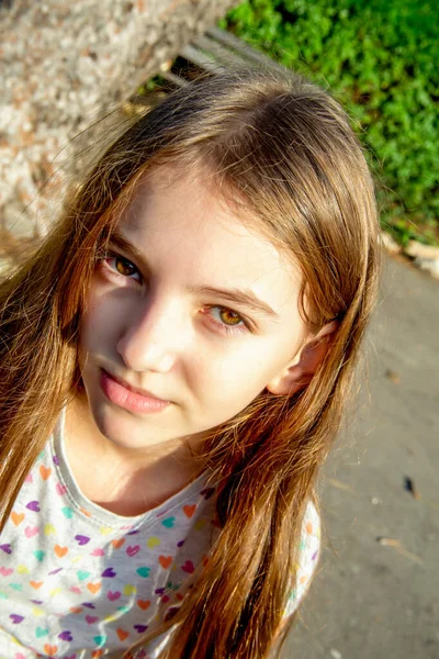 Beautiful Cute Natural Teenage Girl Looks Attentively — Stock Photo, Image