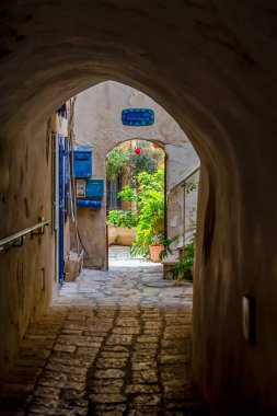 Tel Aviv, İsrail - 15 Mart 2021: Eski Jaffa 'nın dar sokaklarından biri