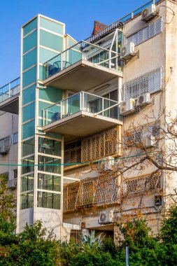 modernizasyon sırasında eski evin yüzeyine bağlı iki balkon ve harici asansör