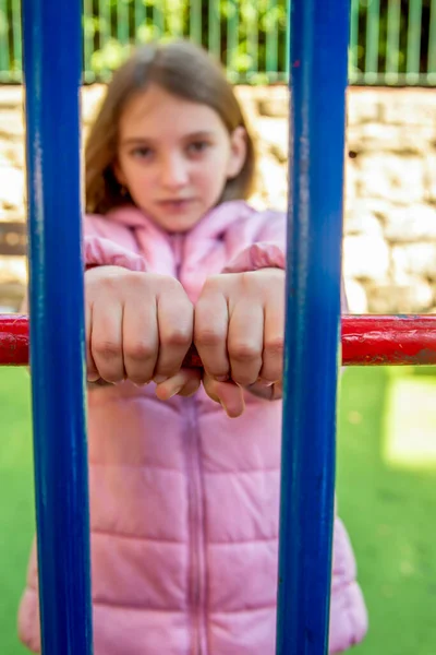 Söt Glad Vacker Naturlig Tonåring Flicka Rosa Jacka Lekplats Med — Stockfoto