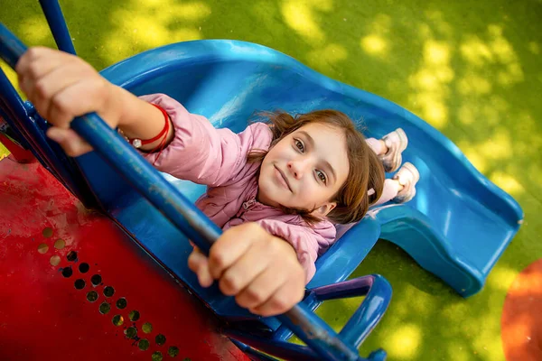Милый Счастливый Красивый Естественный Подросток Девушка Розовой Куртке Детской Площадке — стоковое фото