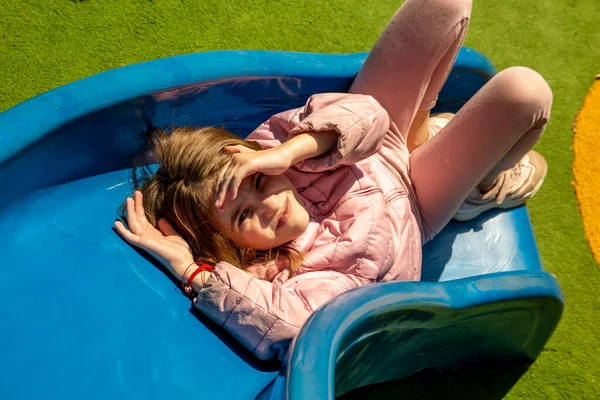 Симпатичная Счастливая Девочка Подросток Розовой Куртке Стоит Детской Площадке Зеленым — стоковое фото