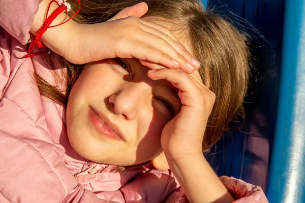 Schattig Gelukkig Mooi Natuurlijk Tiener Meisje Bedekken Haar Ogen Met — Stockfoto