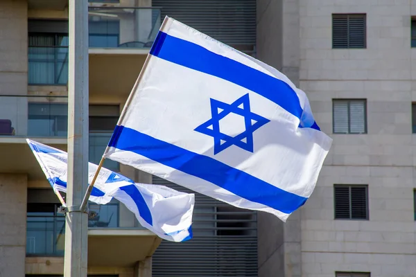 Bandera Blanco Azul Del Estado Israel Asta Contra Las Casas —  Fotos de Stock