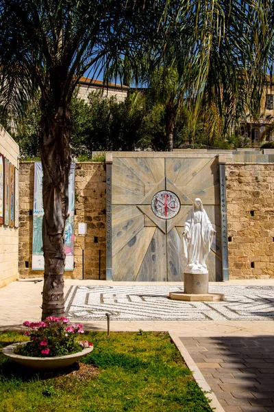 Nasıra, İsrail -Nisan, 08, 2021: İsrail, Nasıra 'daki Anma Bazilikası' nın avlusunda Bakire Meryem Anıtı