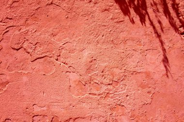 hacim alçısıyla kaplı kırmızı duvarın dokusu, metin için boşluk, kopyalamak için boşluk