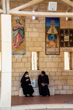 Nasıra, İsrail - Nisan 08, 2021: Keşişler Nasıra 'nın başkenti İsrail' deki Bazilika 'nın topraklarında oturuyorlar.