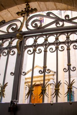 Nasıra, İsrail. 08 Nisan 2021 'de Nasıra' daki Sinagog Kilisesi kapının ızgarasından geçiyordu. Burada İsa kendini Mesih ilan ettiği meşhur vaazını verdi.