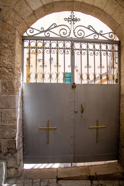 イスラエルのナザレ 2021年 2021年 4月8日 ナザレのシナゴーグ教会 門のグリル ここでイエスは有名な説教をしました そこで彼は自分自身をメシアと宣言しました — ストック写真