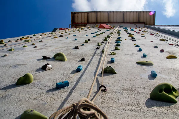 Фон Пустой Скалолазание Стены Альпинистском Центре Парк Приключений Против Голубого — стоковое фото