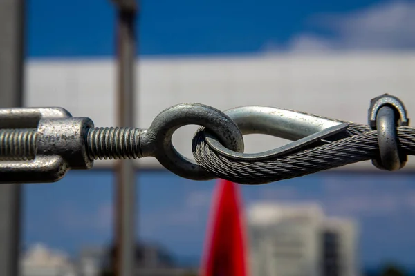 吊索和吊钩 伸缩螺钉或装瓶机的详细资料 调整电缆的张力或长度的装置 钢丝绳的浅层深度 — 图库照片