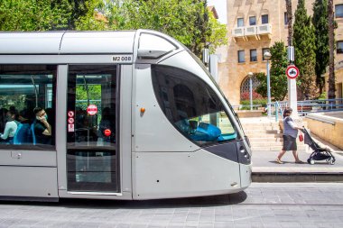 Kudüs, İsrail - 21 Nisan 2021: Güneşli bir günde Kudüs 'te Bebek Arabalı ve Tramvaylı Hamile Kadın