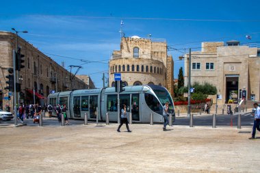 Kudüs, İsrail - 21 Nisan 2021: Kudüs şehrinde halk ve tramvay