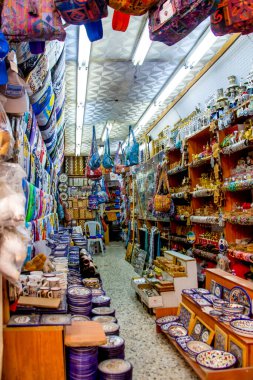 Kudüs, İsrail - 21 Nisan 2021: Eski Kudüs sokaklarından birinde hediyelik eşya satışı