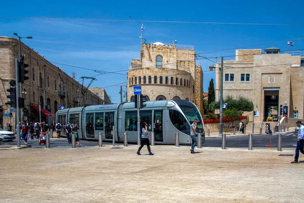 Jerozolima Izrael Kwietnia 2021 Ludzie Tramwaj Jerozolimie — Zdjęcie stockowe
