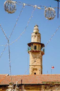 Kudüs, İsrail - 21 Nisan 2021: Ömer Ayyubi Camii (Kudüs), Hristiyan Mahallesi 'nin Muristan bölgesinde bulunan Kutsal Mezar Avlusu' nun yanındaki Cami Minaresi, seçici odak noktası