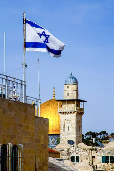 Jerusalén Israel Abril 2021 Bandera Israel Minarete Cúpula Roca Día —  Fotos de Stock
