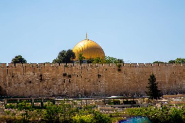 Kudüs, İsrail - 27 Nisan 2021: Eski şehrin duvarının dışındaki kayanın kubbesi