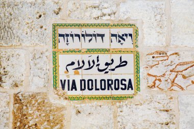 Kudüs 'teki Via Dolorosa' nın tuğla duvarında seramik etiket