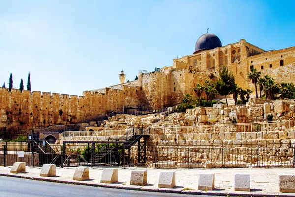 イスラエル エルサレム 2021年4月27日 エルサレム旧市街にあるエルサレム考古学公園アル アクサ モスクとダビッドソンセンターのドーム — ストック写真
